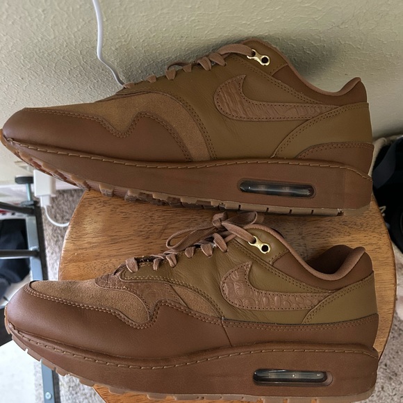 NWOT Women’s Brown Air Max - Picture 3 of 3